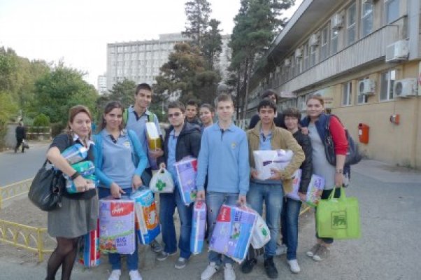 Copiii abandonaţi în spital au primit daruri de la liceeni